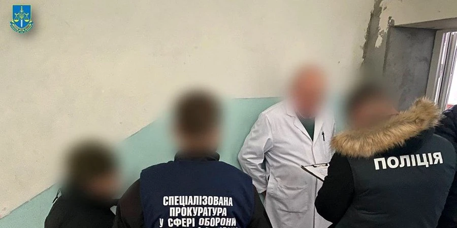 У Хмельницькій області лікар вимагав у хворого військового хабар, щоб його визнали непридатним до служби