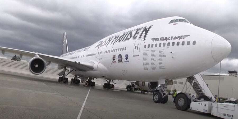 Група Iron Maiden зробила брелоки з корпусу свого легендарного Boeing