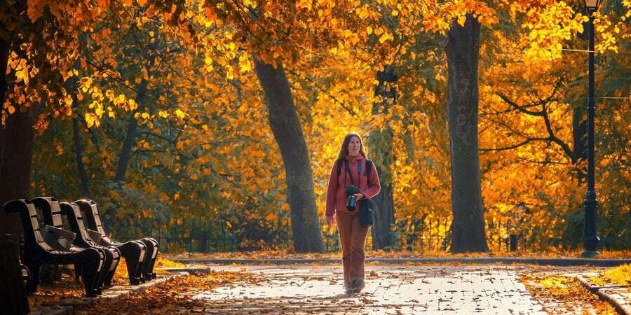 Погода, кінець жовтня. Синоптикиня відповідає на запитання, коли випаде перший сніг, але спочатку обіцяє потепління