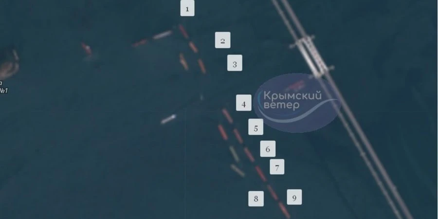 Окупанти встановили вже 11 секцій бонових загороджень біля Кримського мосту — супутникові фото