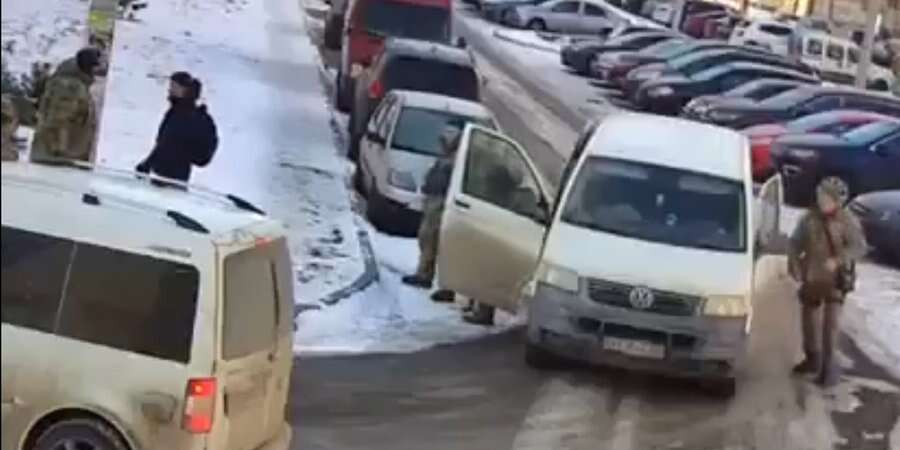 У Мережі з’явилося відео, як співробітники ТЦК скинули з велосипеда чоловіка. Військкомат роз’яснив ситуацію