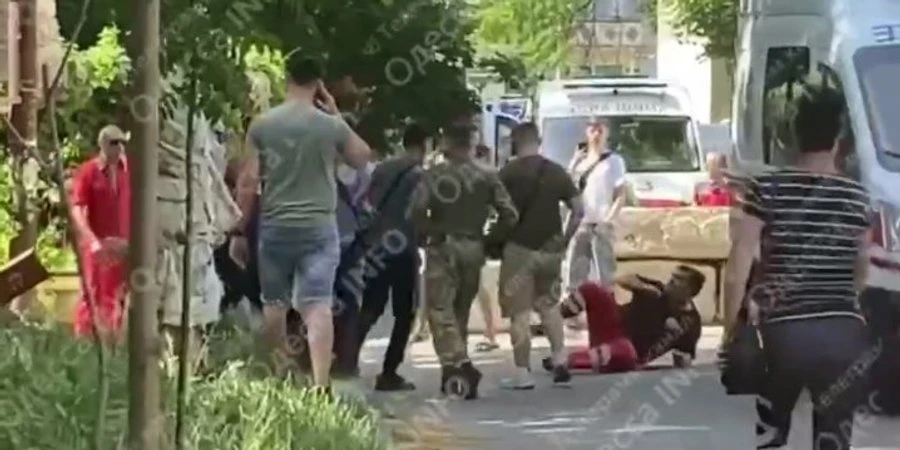 Під ТЦК Одеси між медиками швидкої і військовими стався конфлікт. Військомат заявив, що встановлює обставини події