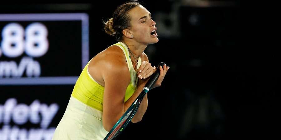 «Помочилися» на трофей. Білоруска Соболенко зробила огидний вчинок на Australian Open — відео