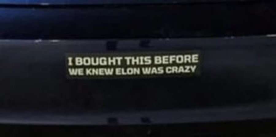 «Я купив це до того як Ілон збожеволів». Водії Tesla скуповують наліпки на авто про Маска