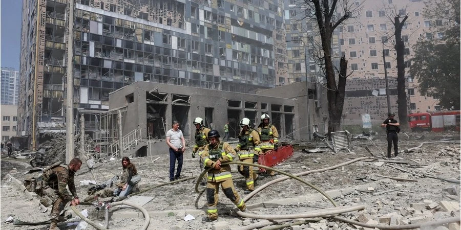Зараз намагаються врятувати. Під час ракетного удару по Охматдиту оперували кількох дітей, у них полетіли уламки від пошкоджених вікон