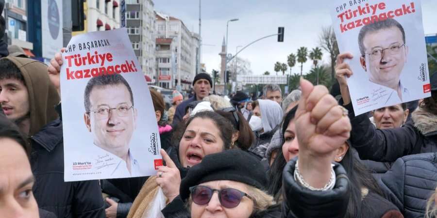 Мер Стамбула після свого арешту закликав по всій країні виходити на протести