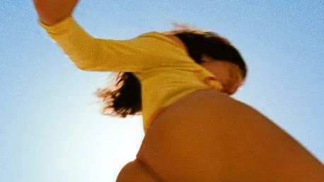 Lorde reacts after bum photo goes viral