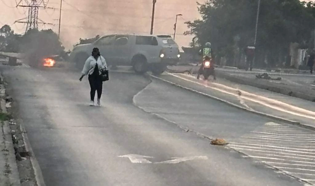 Roads blocked as Coronationville, Westbury residents demand water supply
