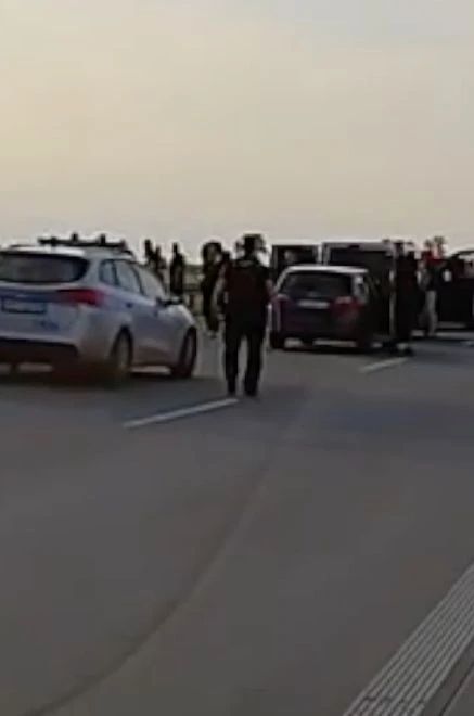 Niebezpieczne chwile na autostradzie A1. Policja identyfikuje kibiców