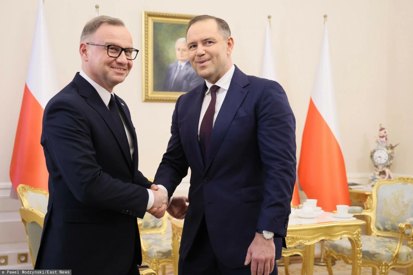 Duda wręczył Nawrockiemu swoją książkę. 