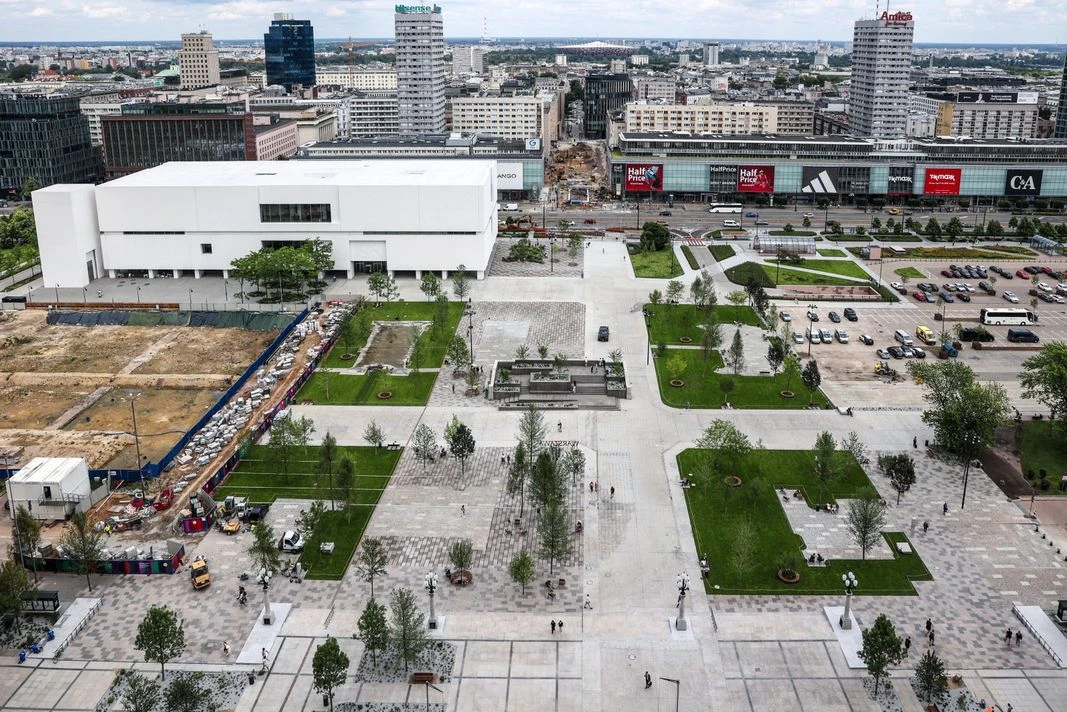 Plac Centralny gotowy, lecz sąsiedztwo dalej w stanie zawieszenia. Co poszło nie tak?