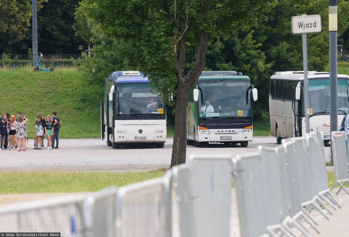 Wycieczka odjechała bez ucznia. Dziecko zostało na parkingu