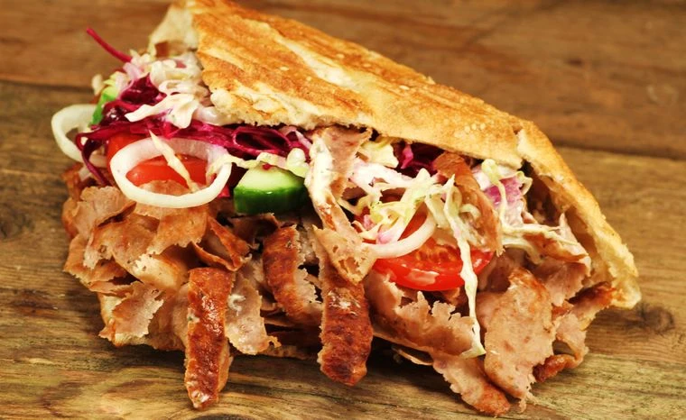 Dzień Kebaba 2025. Kiedy kebab staje się daniem (prawie) narodowym