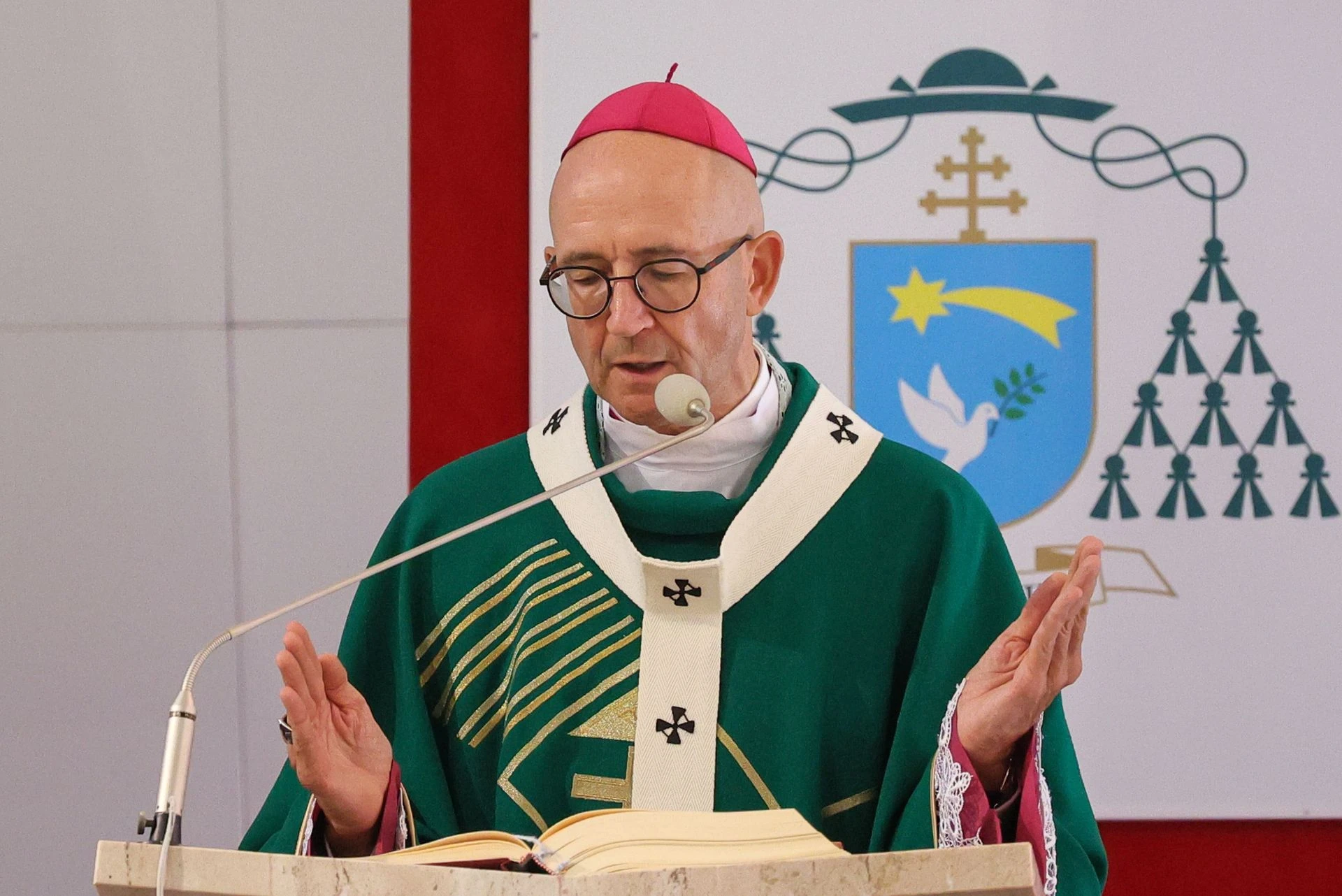 Abp Galbas: Migranci i uchodźcy wymagają przemyślanej strategii