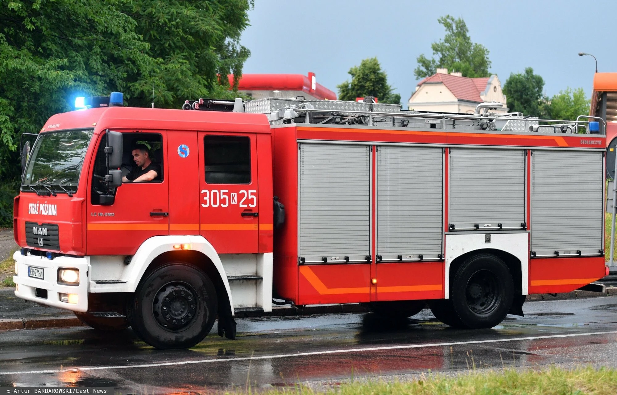 Rzecznik PSP: do rana ponad 1700 interwencji strażaków w związku z burzami
