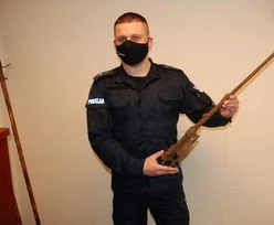Proboszcz wszedł do komisariatu. Miał ze sobą dwa karabiny