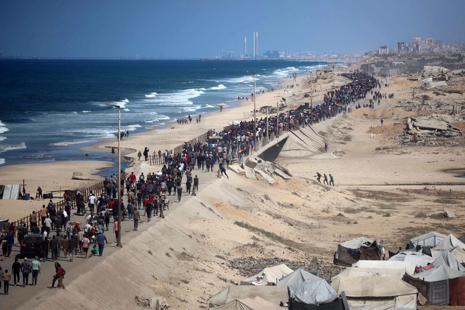 Przejmujące obrazy. Ludzie wracaja do zrujnowanych domów