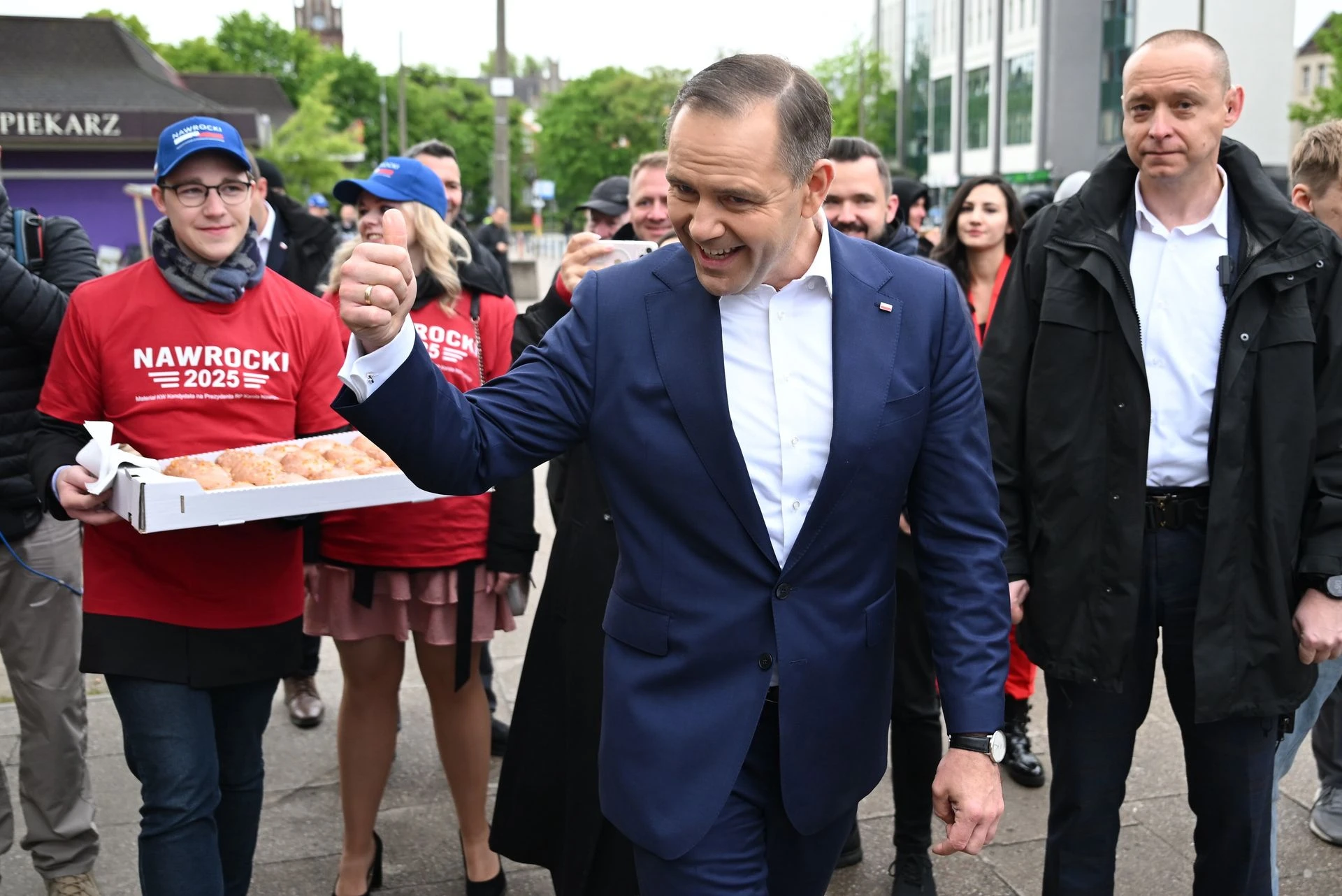 Komisje liczyły głosy. W nocy Nawrocki był przez chwilę na prowadzeniu