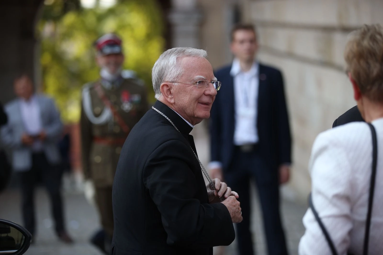 Za Kaczyńskich musisz podziękować bogu. Hierarcha przeszedł samego siebie