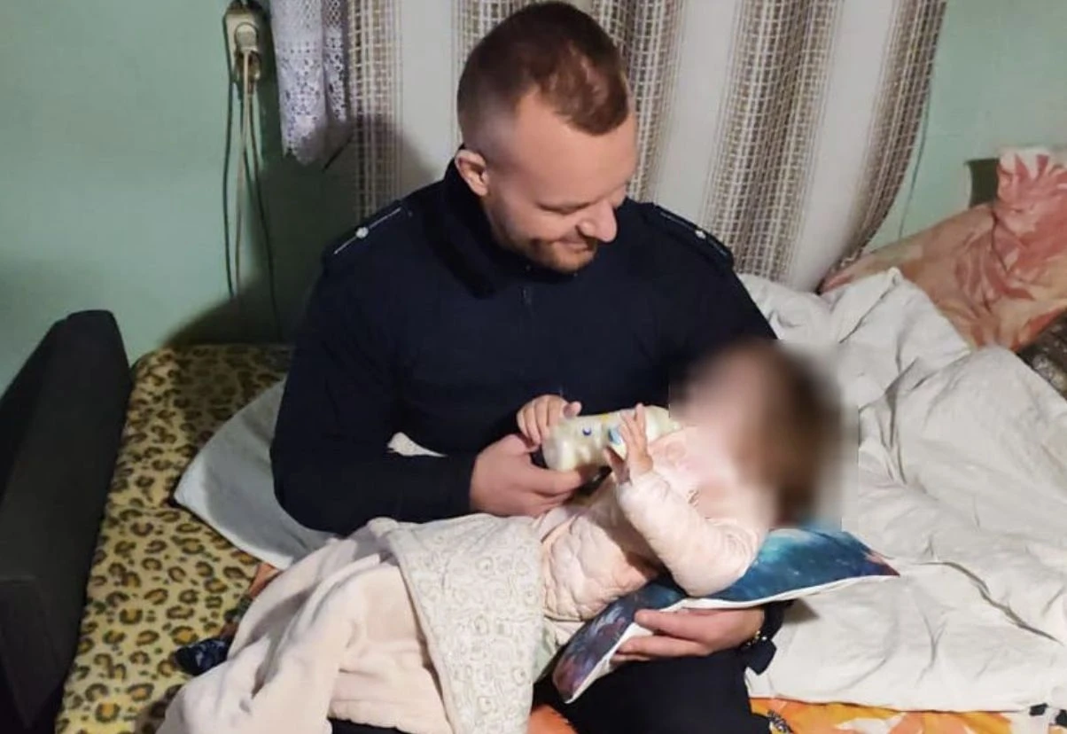 Policjanci zaopiekowali się dwulatką. Rodzice byli kompletnie pijani