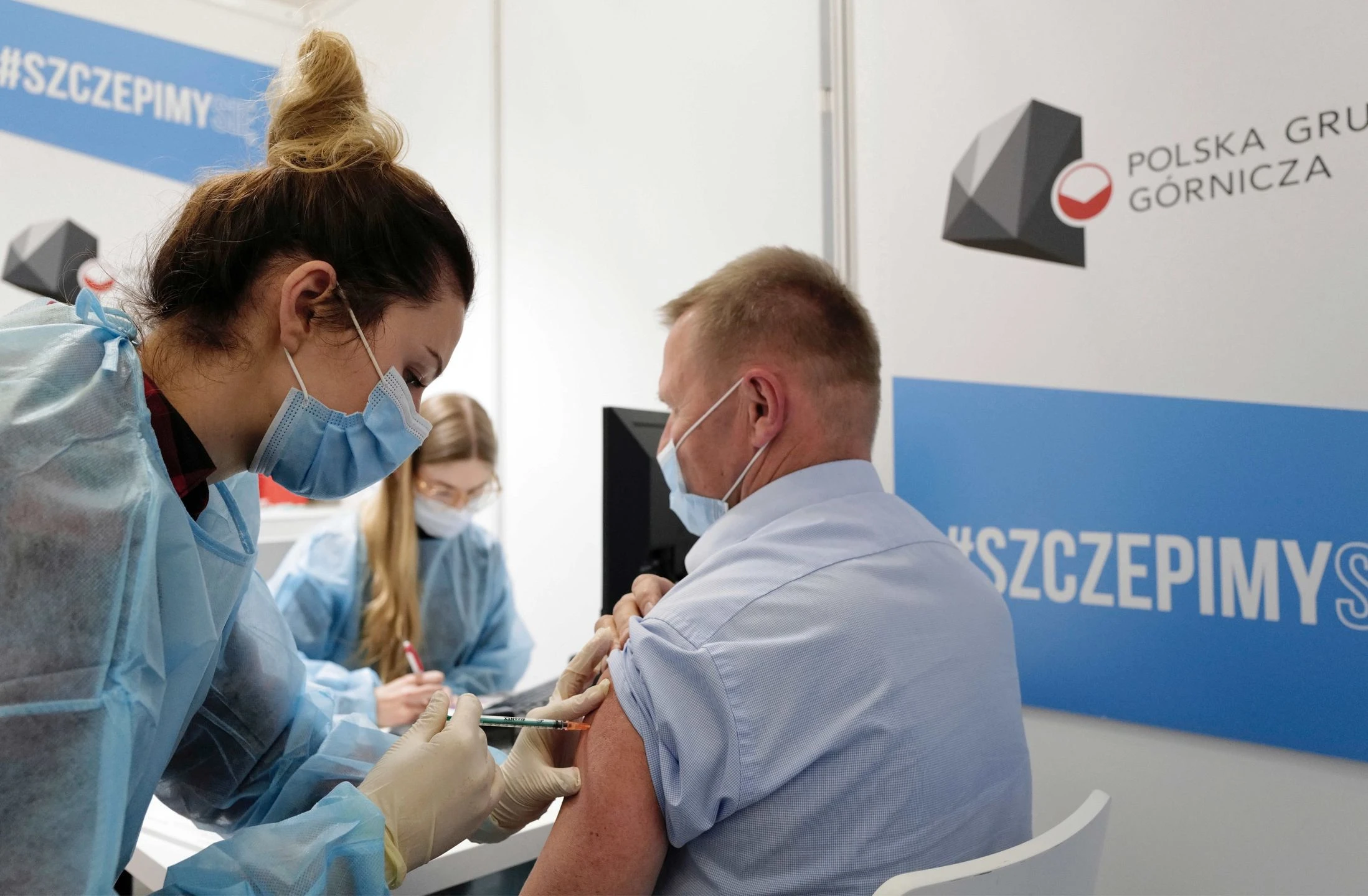 Polacy chcą się szczepić trzecią dawką? Sondaż dla WP