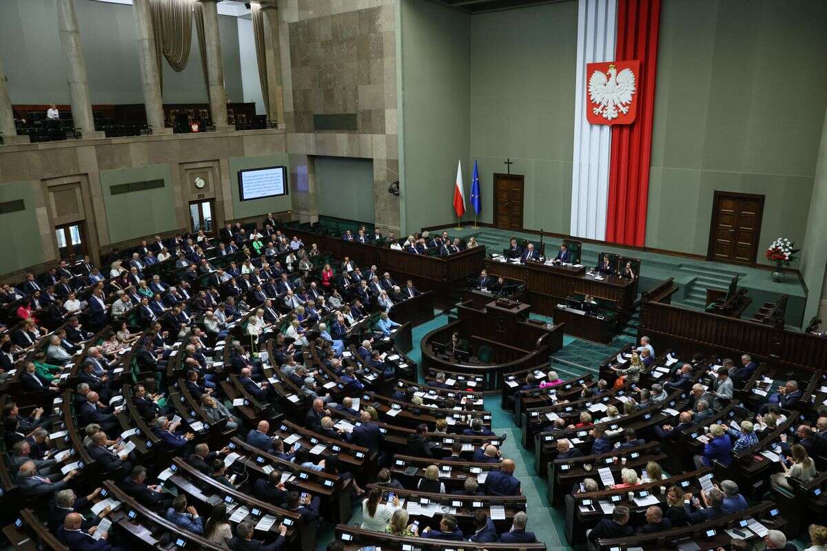 Przetasowania i topniejąca przewaga. Mamy najnowszy sondaż partyjny