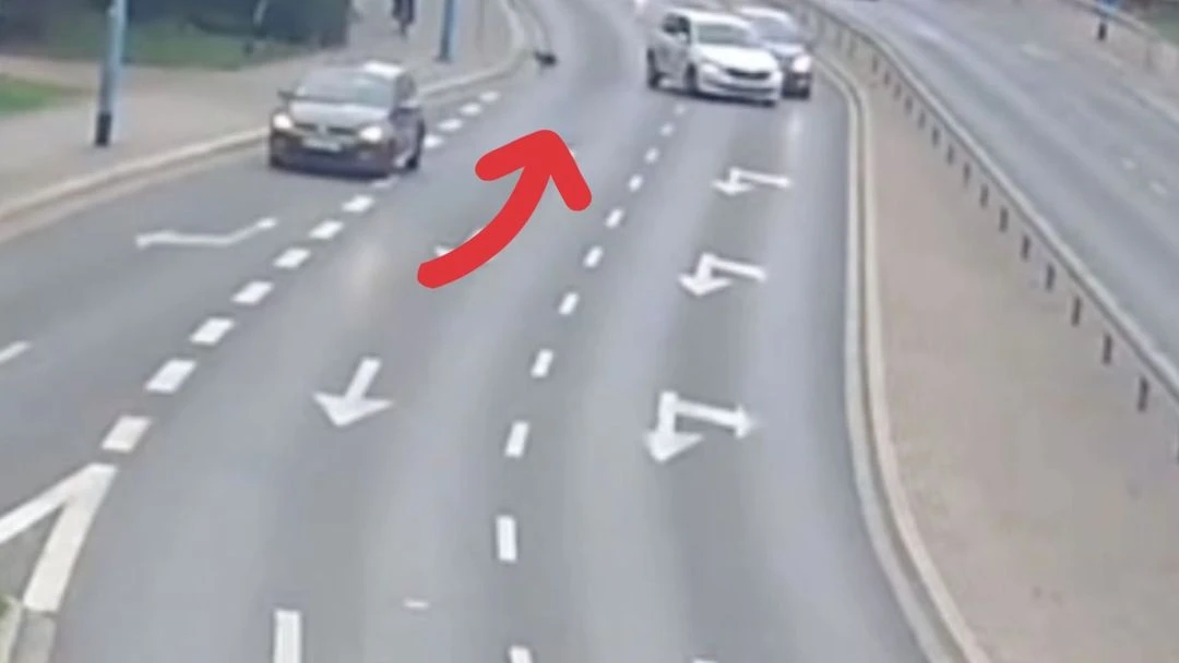 Pies wbiegł na drogę. Kobieta odbiła w ostatniej chwili