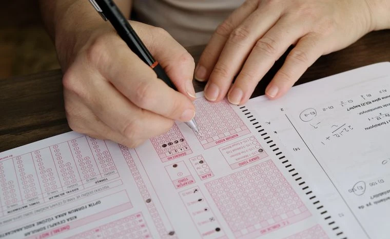 Matura 2025. Egzaminy dwujęzyczne z chemii, biologii, fizyki i historii – co warto wiedzieć?
