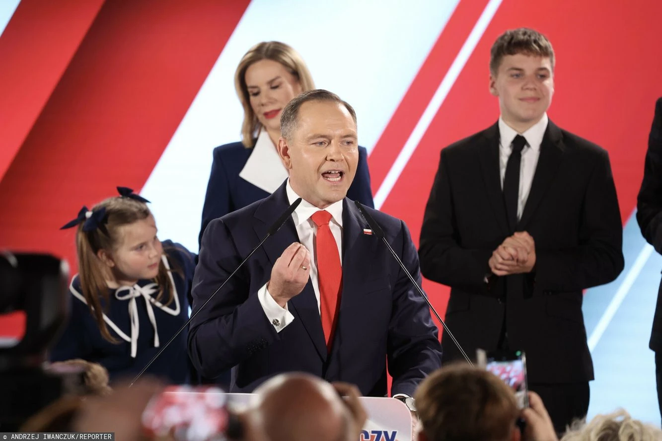 Dlaczego Nawrocki uderzał w mównicę? Ekspert mowy ciała: wtedy pokazał, że to nie koniec