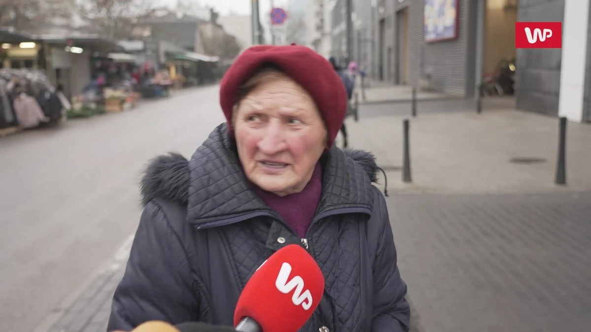 Emerytka podeszła do naszej kamery. 