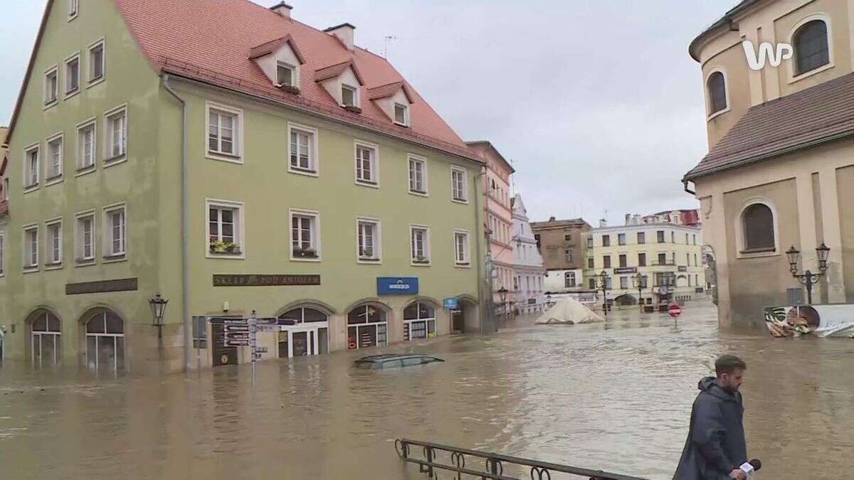 Restauracja zniknęła pod wodą. 