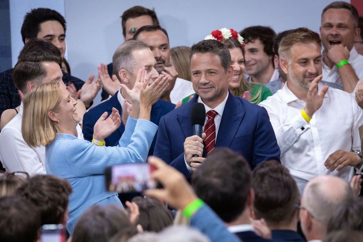 Trzaskowski upomniał ludzi. Ekspert mowy ciała: to wiele o nim mówi