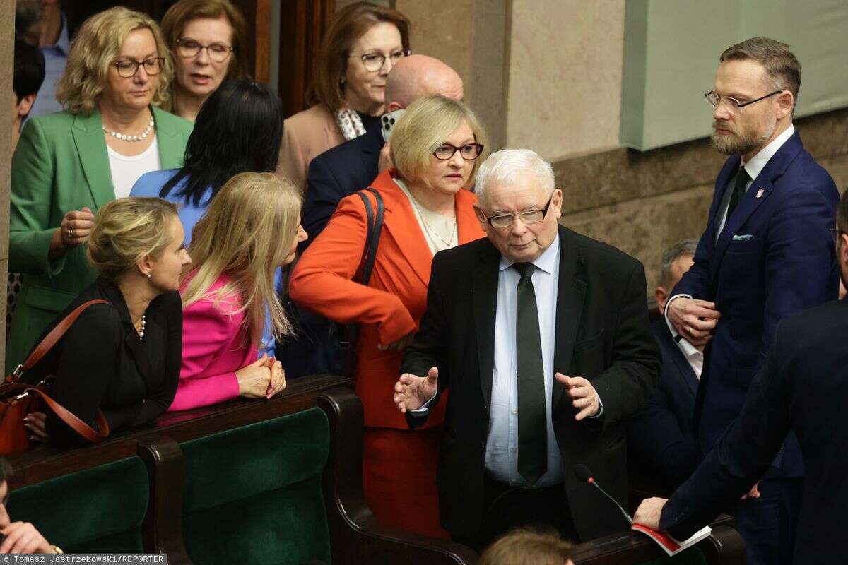 PiS w dramatycznej sytuacji. Cios od PKW i badania, które zasmuciły Kaczyńskiego