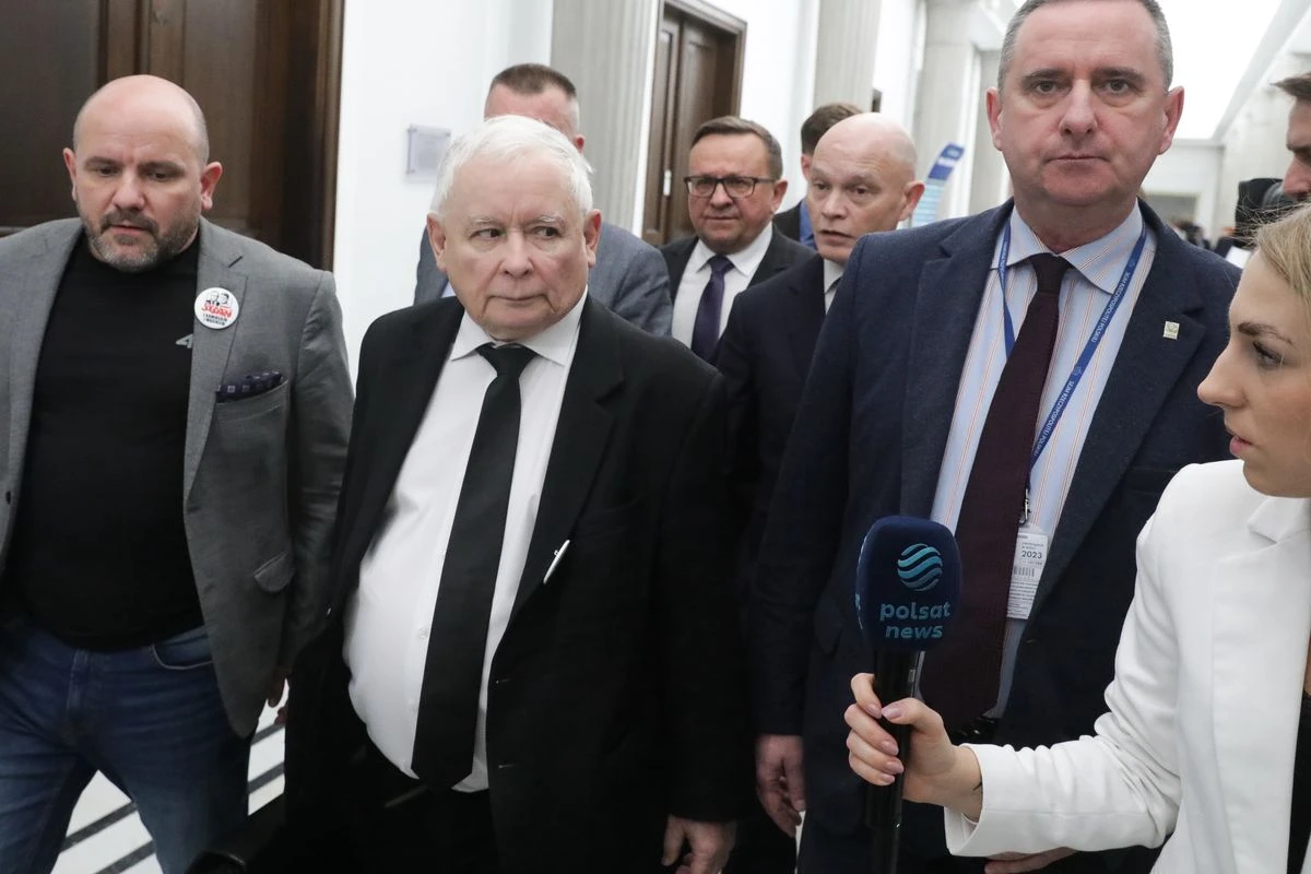 Ochroniarze Kaczyńskiego wciąż w Sejmie. Prezes PiS gra Hołowni na nosie