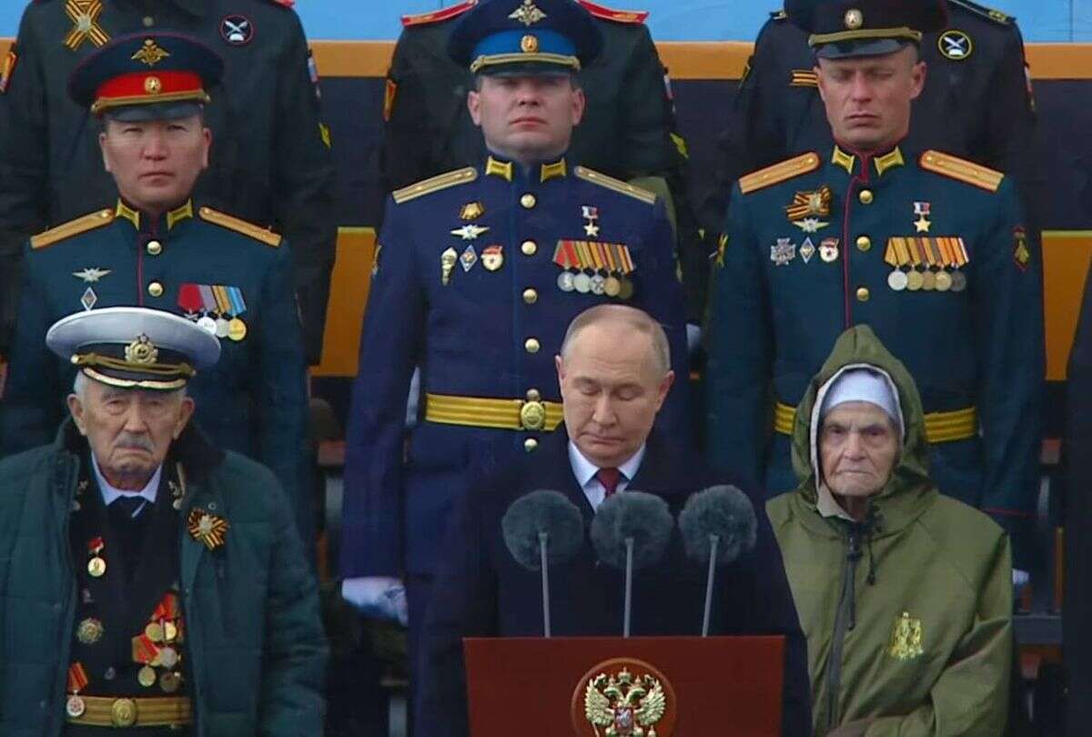 Zbrodniarze wojenni usadzeni obok Putina. Jeden prowadził kolumnę