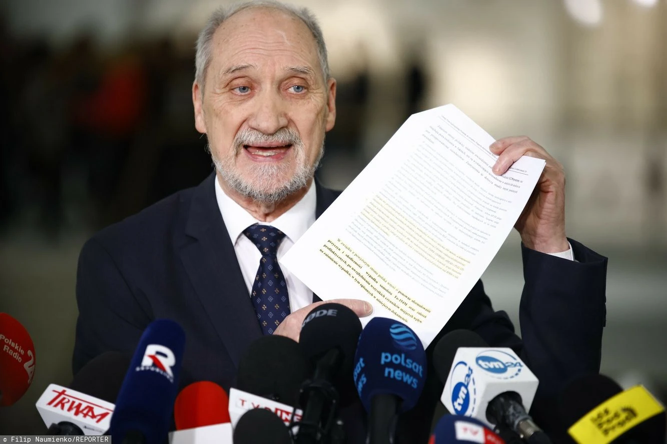 Macierewicz twierdzi, że dokument SKW zniknął z jego biura