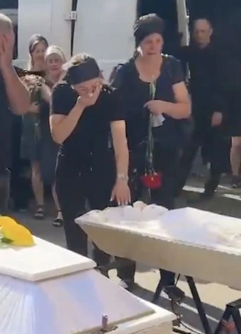 Dwie białe trumny. Rozpacz na pogrzebie matki i córki, ofiar rosyjskiego ataku