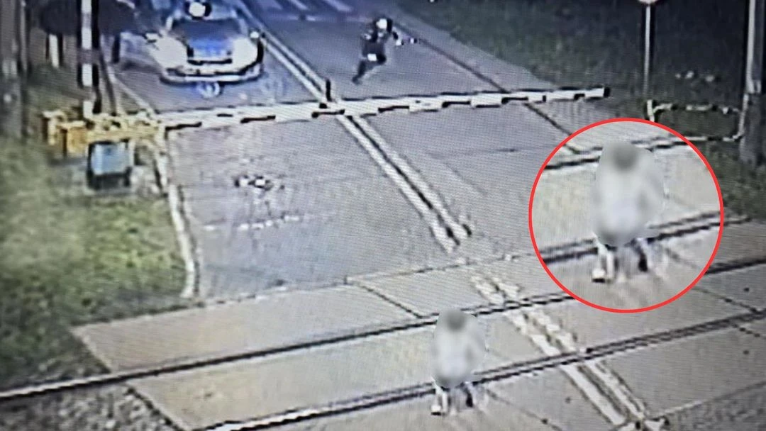6-latek bawił się na torach kolejowych o 4:30. Wszystko nagrały kamery