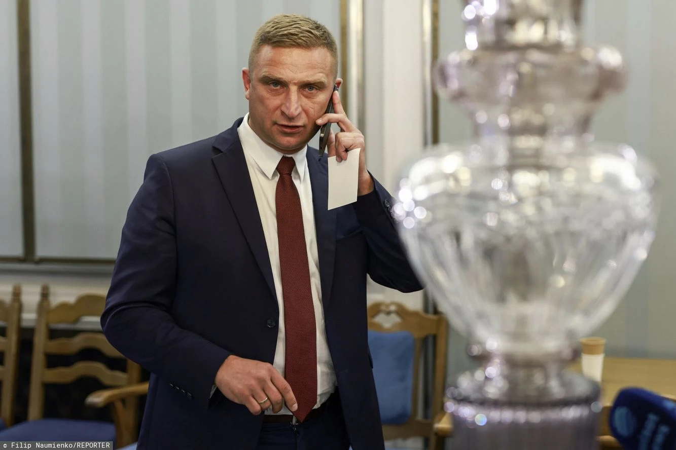 Bąkiewicz mówi, ile zarabia i że pomagają mu rodzice. 