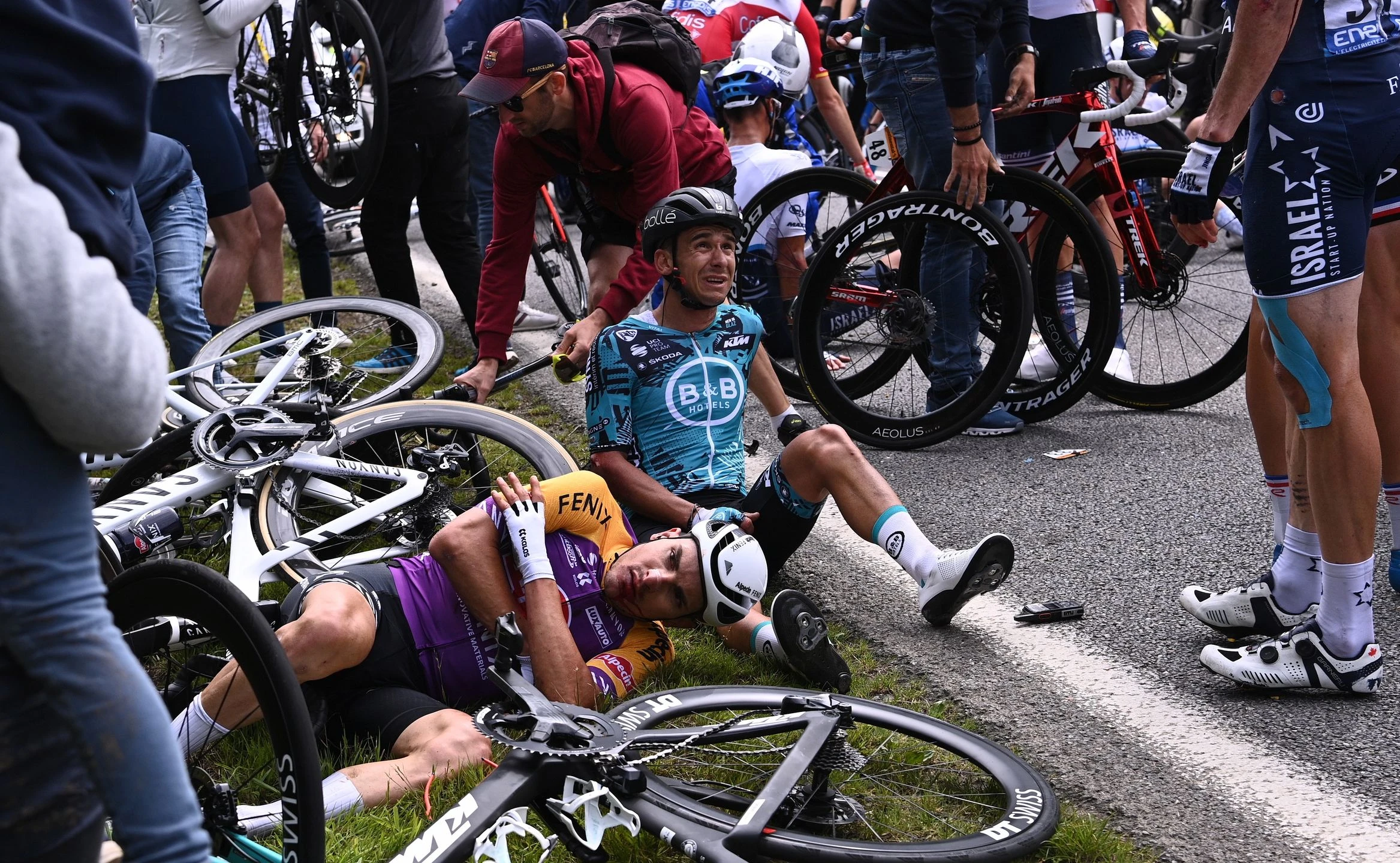 Wielka kraksa podczas Tour de France. Powodem zachowanie fanki