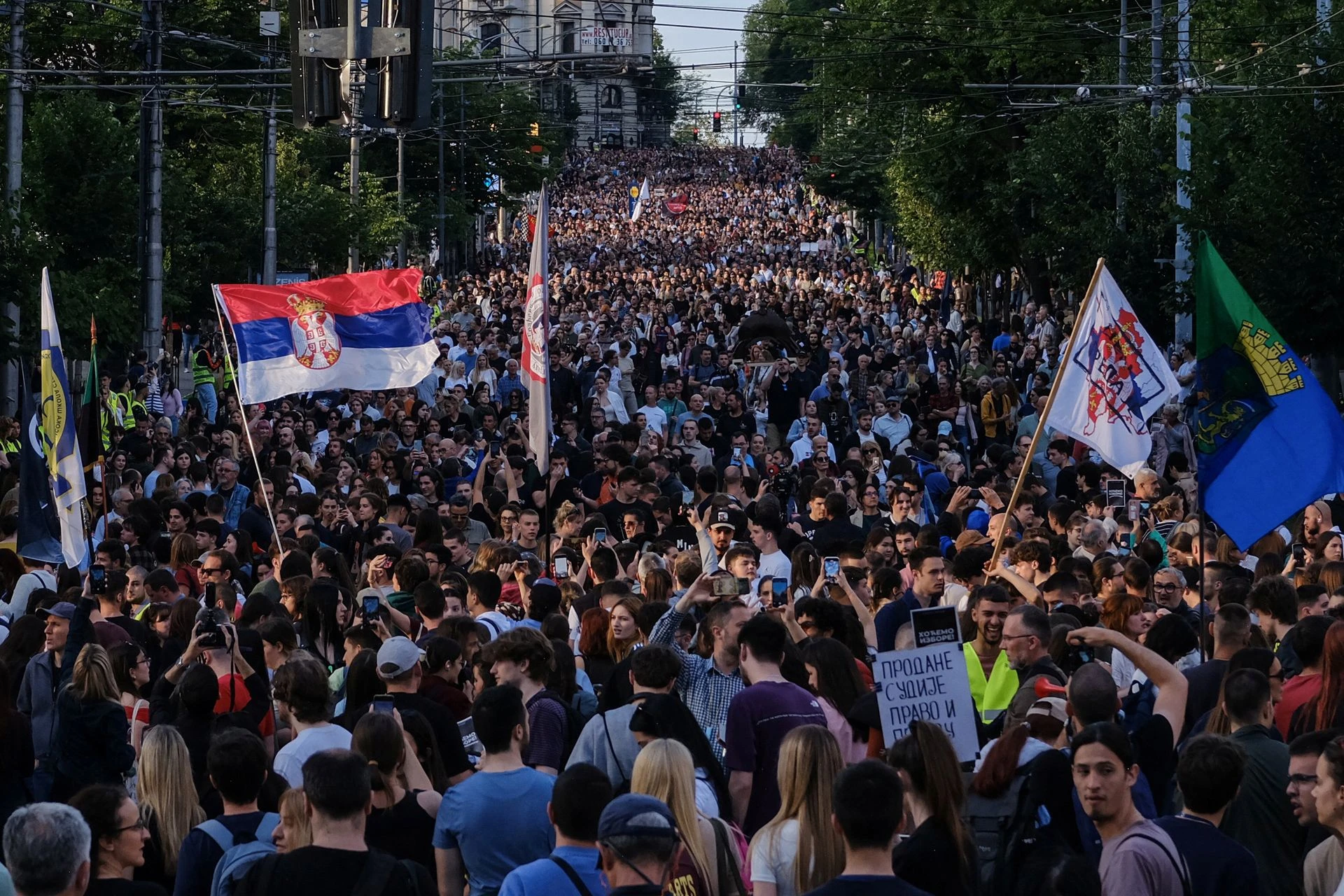 Tysiące Serbów na ulicach Belgradu. Żądają przyspieszonych wyborów