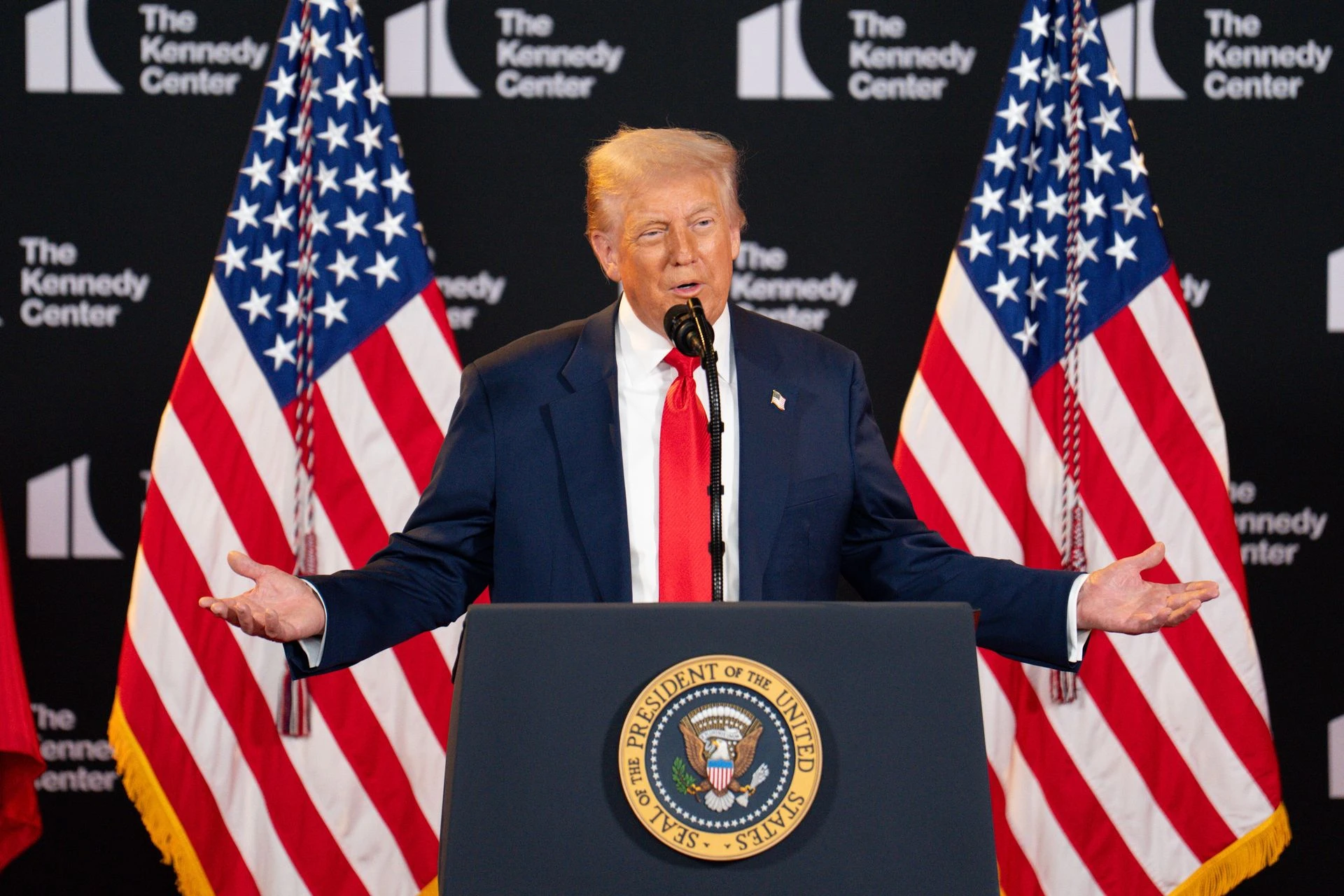 Trump wprowadza nowe przepisy dotyczące palenia flagi USA
