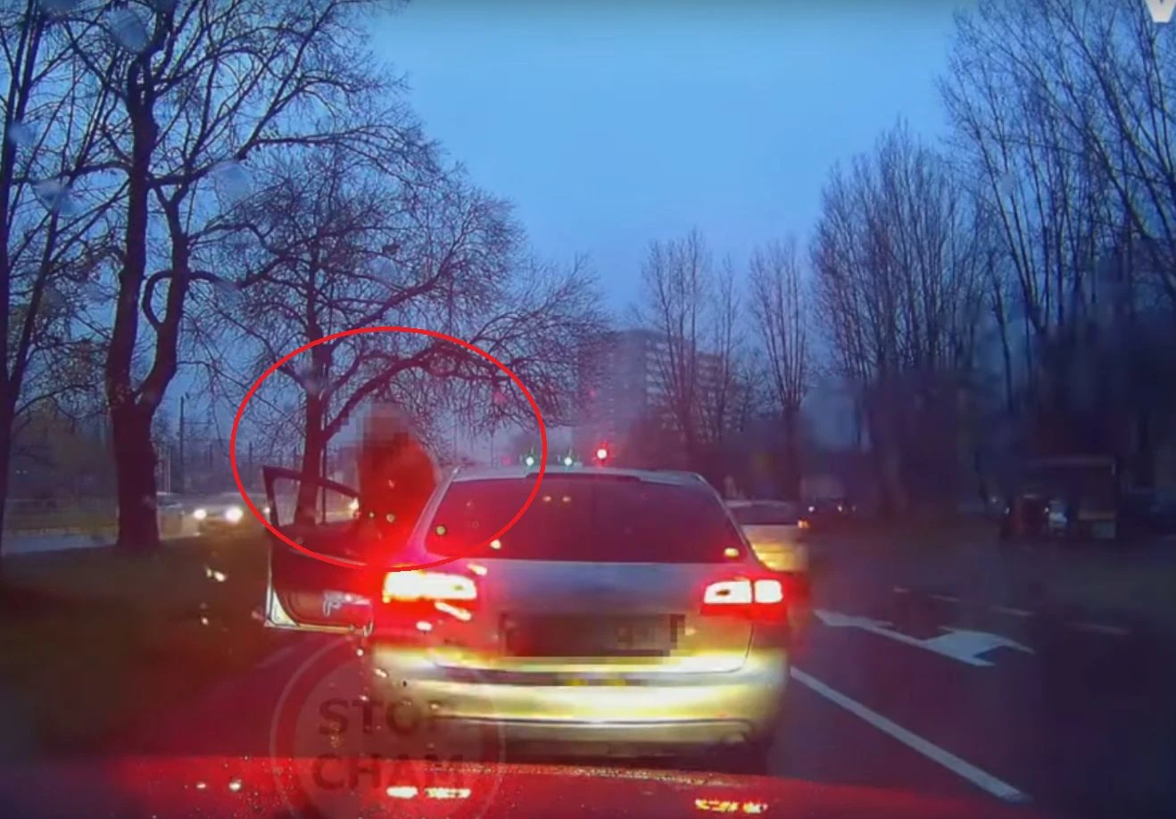 Szeryf w Audi wyszedł z auta. Policja ma problem