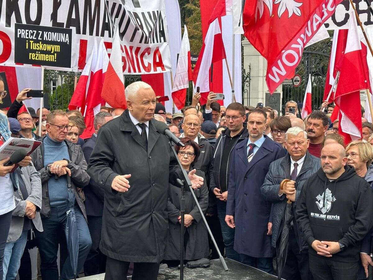 Posłowie PiS niezadowoleni z wiecu w czasie powodzi. 