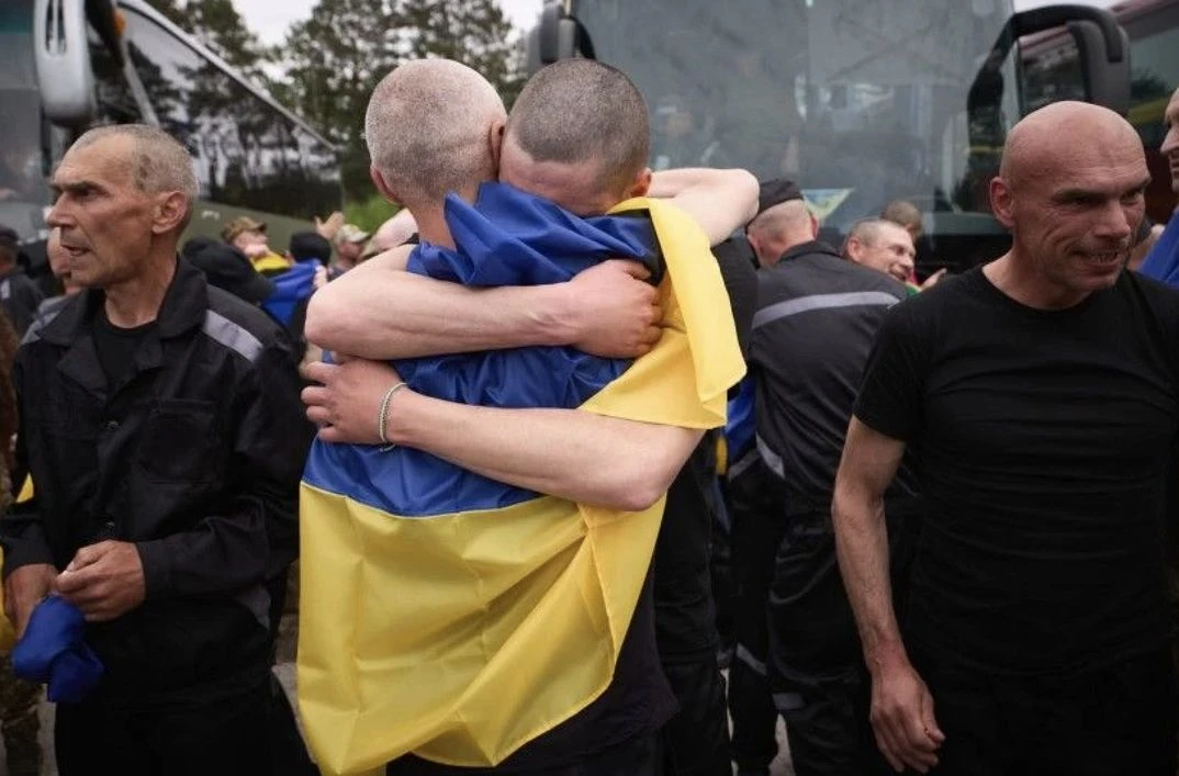 Ukraina: 84 jeńców już w domu. Niektórych Rosjanie trzymali od 2014 roku