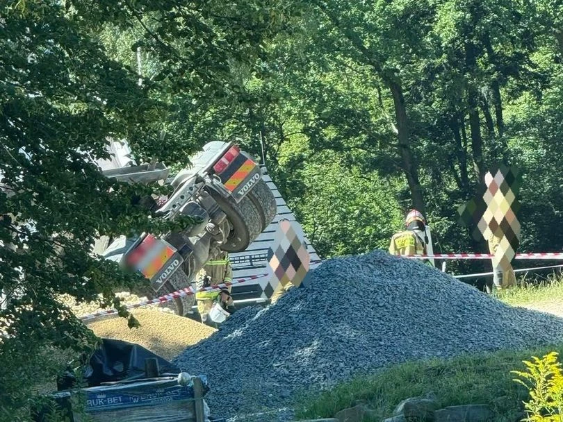 Tragedia w Dąbrówce – ciężarówka zabiła 69-latka przy pojeździe