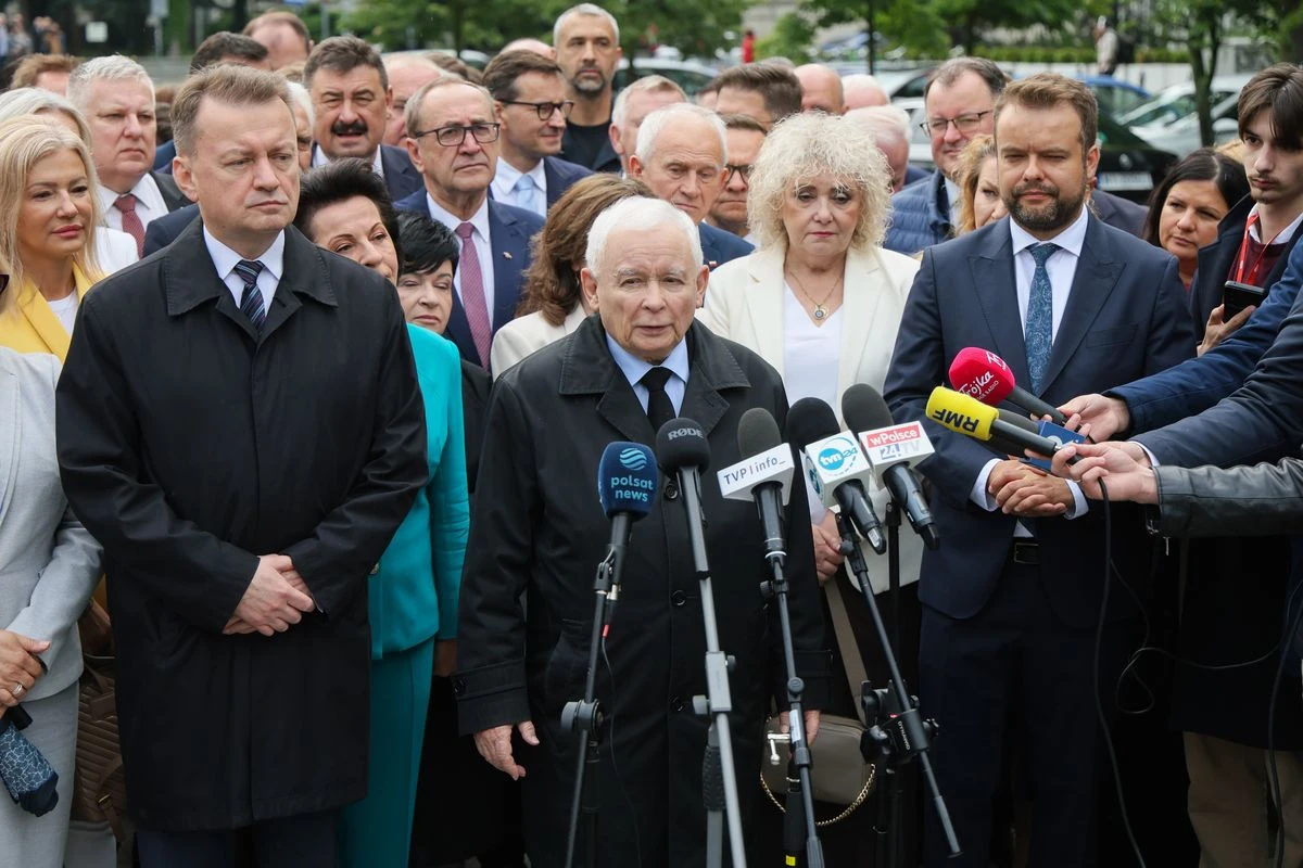 PiS dalej kusi Konfederację i PSL. 