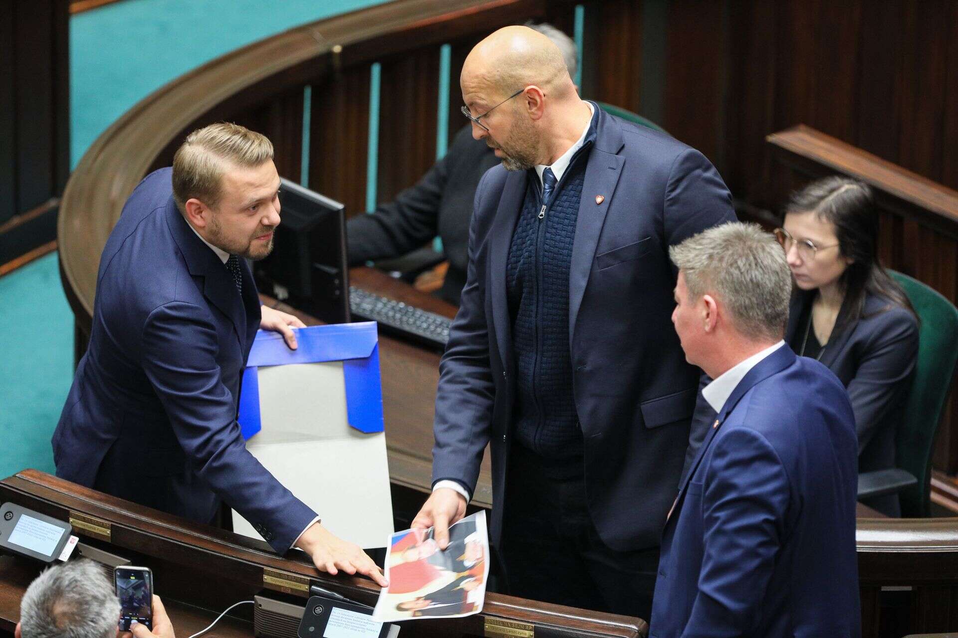 Internauci są bezlitośni. Zadyma na Wiejskiej. 