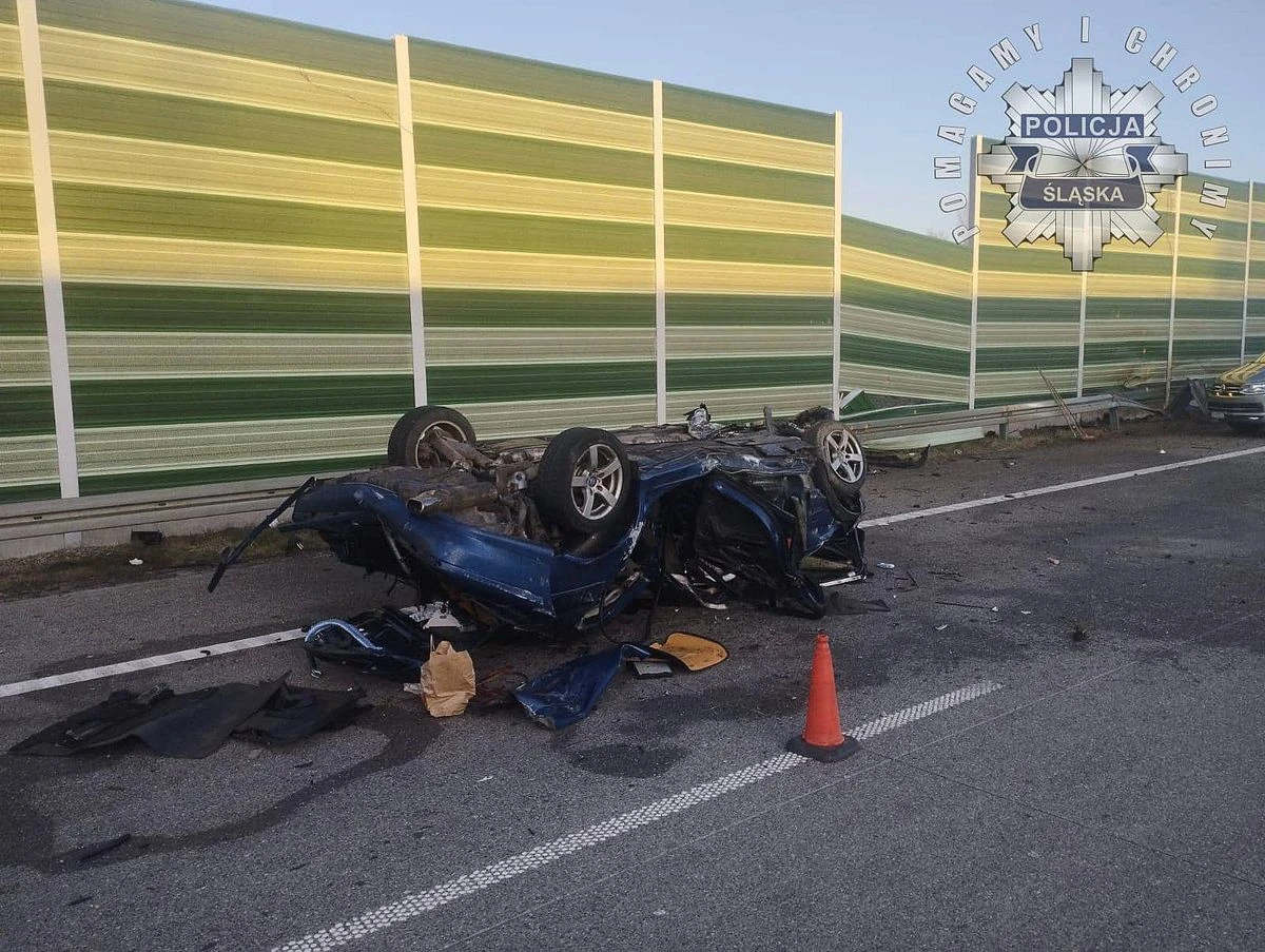 BMW dachowało na A1. Z auta nic nie zostało