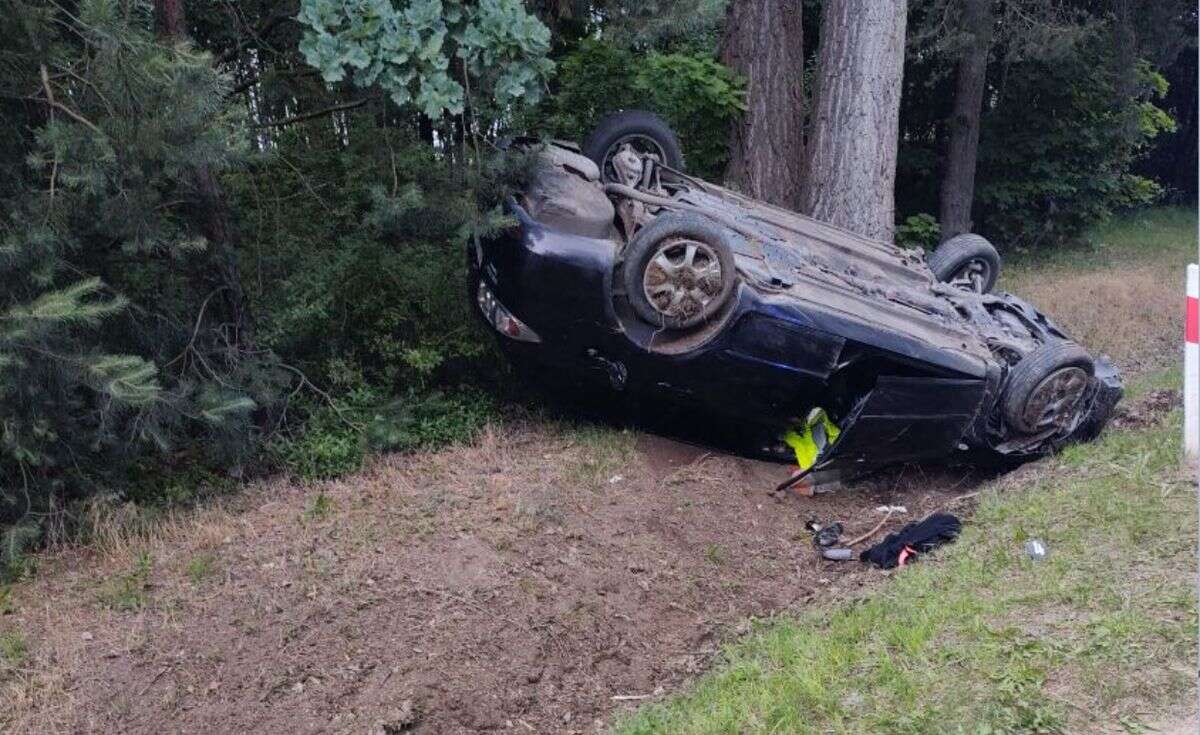 Niebezpieczne dachowanie. Pijany ojciec, poszukiwana matka i dwoje dzieci w samochodzie